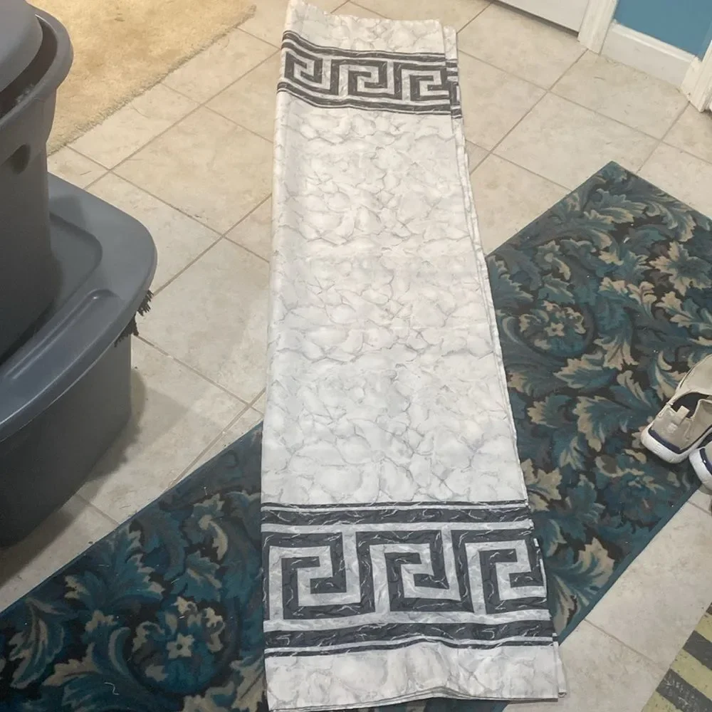 Shower curtain in white, gray and black